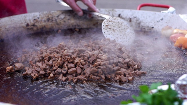 一块块的肉在新鲜空气中挥发的油里烤。视频素材