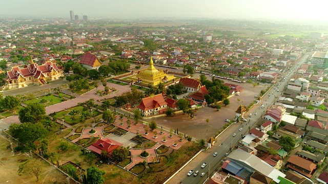 无人机拍摄的4k视频鸟瞰图Wat Phra That Luang，万象，老挝人民民主共和国。视频素材