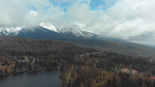 云和雪山中的斯特伦斯克普莱索鸟瞰图。斯洛伐克视频素材