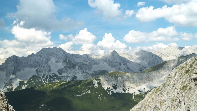 在奥地利因斯布鲁克的卡文德尔山，夏季阿尔卑斯山上的云景视频素材