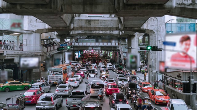 时间流逝，泰国曼谷市中心暹罗路口素坤逸路的交通情况。视频素材