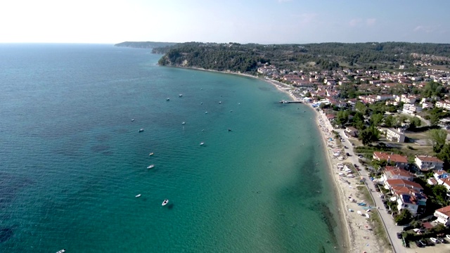 鸟瞰图惊人的海滩在Siviri Halkidiki，希腊，向前由无人机视频素材