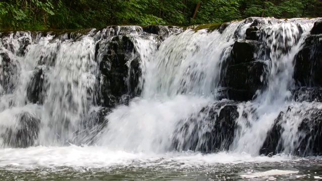 小山河上的瀑布视频素材