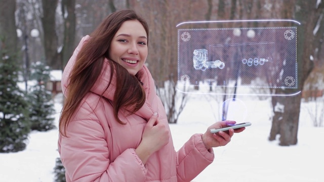 红发女孩用全息图TIR卡车视频素材