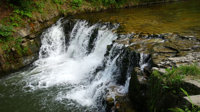 小山河上的瀑布视频素材