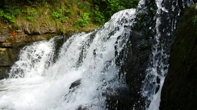 小山河上的瀑布视频素材