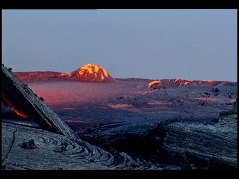 冒泡的熔岩在火山边缘流动。视频素材