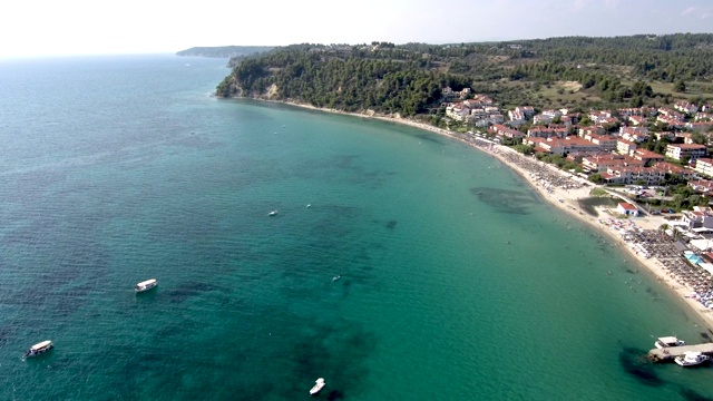 鸟瞰图惊人的海滩在Siviri Halkidiki，希腊，向前由无人机视频素材