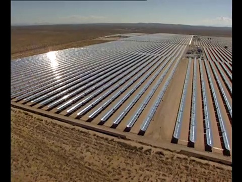 一排排的太阳能电池板覆盖在克雷默枢纽太阳能发电厂的地面上。视频素材