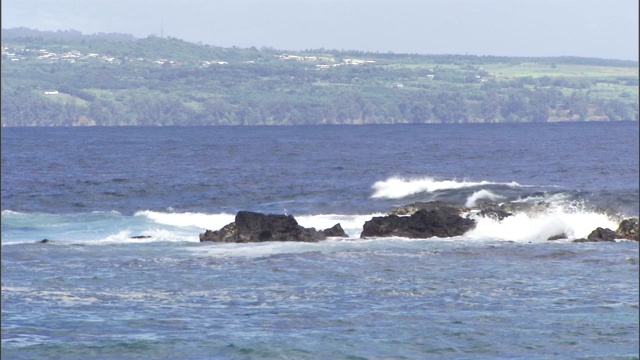 海浪冲击着巨石。视频素材