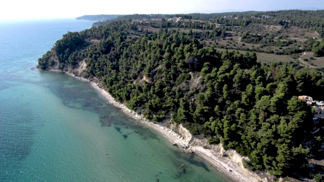 鸟瞰图惊人的海滩在Siviri Halkidiki，希腊，向前由无人机视频素材