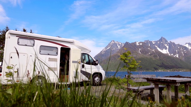 家庭度假旅行房车，假期旅行房车视频素材