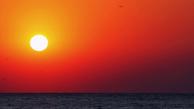 太阳在地平线上。海面上戏剧性的日出视频素材