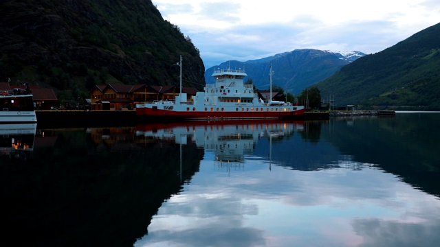 2019年6月14日，挪威，Flam:旅游船在Sognefjord港附近停泊。夏天的夜晚。挪威最长最深的峡湾。挪威著名的自然地标和热门目的地视频素材