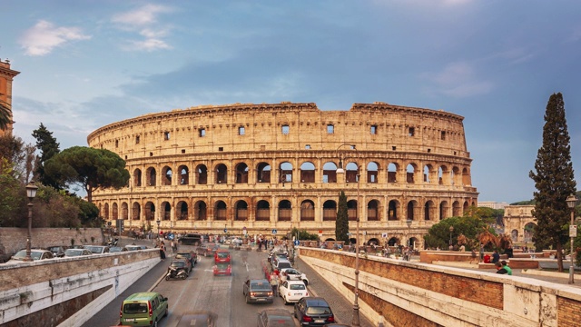 罗马,意大利。罗马圆形大剧场。弗拉维安圆形剧场附近的交通在日落，晚上和晚上时间。联合国教科文组织世界著名地标。从白天到夜晚的时间流逝视频素材