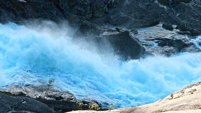 Kinsarvik Hordaland,挪威。哈当厄山高原瀑布Nyastolfossen。Nyastolsfossen春天的晴天。高度115米。挪威著名的自然地标和热门目的地视频素材