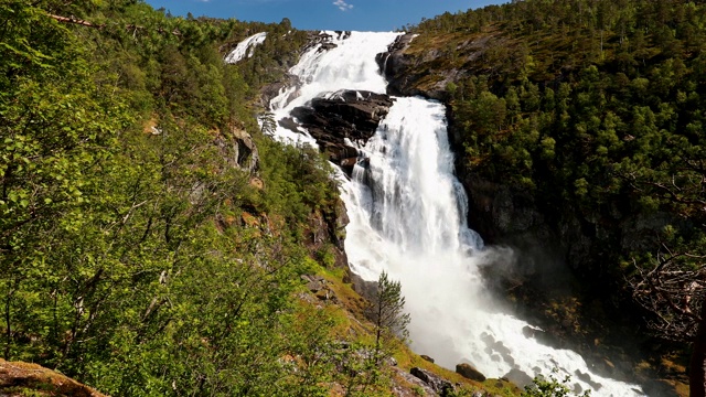 Kinsarvik Hordaland,挪威。哈当厄山高原瀑布Nyastolfossen。Nyastolsfossen春天的晴天。高度115米。著名地标和热门目的地。全景视频素材