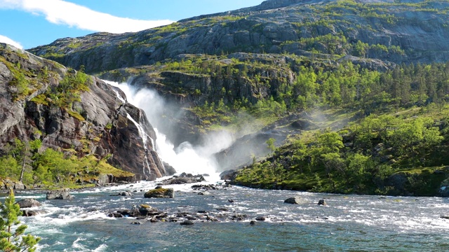 Kinsarvik Hordaland,挪威。哈当泽维达山高原的Nykkjesoyfossen瀑布。春天阳光明媚的日子。高度49米。著名的挪威地标和受欢迎的目的地。缩小视频素材