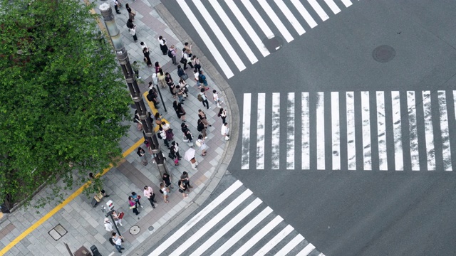 在日本东京的银座，时光流逝拥挤的人群、行人和车辆。视频素材