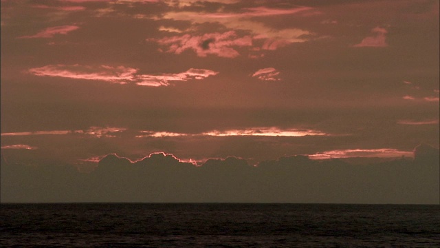 夕阳反射海面上的云层。视频素材