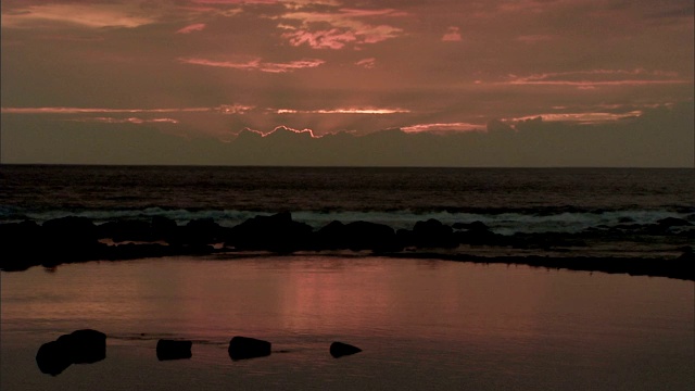 夕阳映照在海边的泻湖上。视频素材