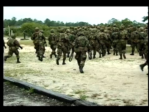 士兵们冲过田野。视频素材