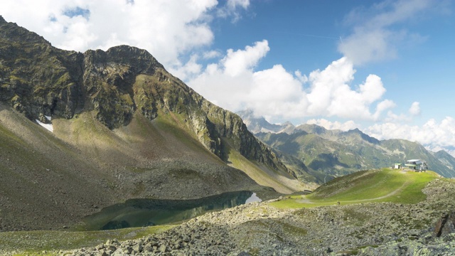 TL:奥地利蒂罗尔的斯瓦兹穆斯高山湖泊的云景，Gossenköllesee, Kühtai视频素材