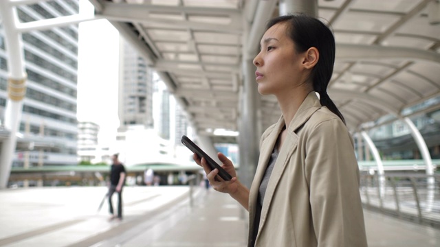 一个男人从一个女人的手中偷走了手机视频素材