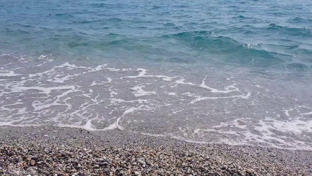 美丽的海景/海浪冲刷着海岸视频素材