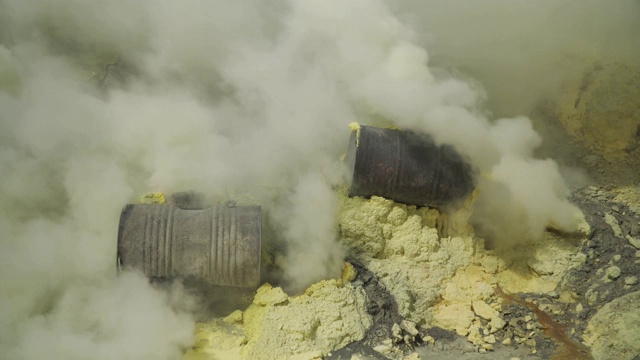 有毒的硫磺气体云从卡瓦伊真火山火山口的硫磺矿中喷涌而出视频素材