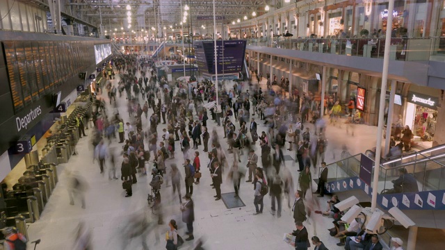 People in London Waterloo station / Lambeth，伦敦，英国视频素材