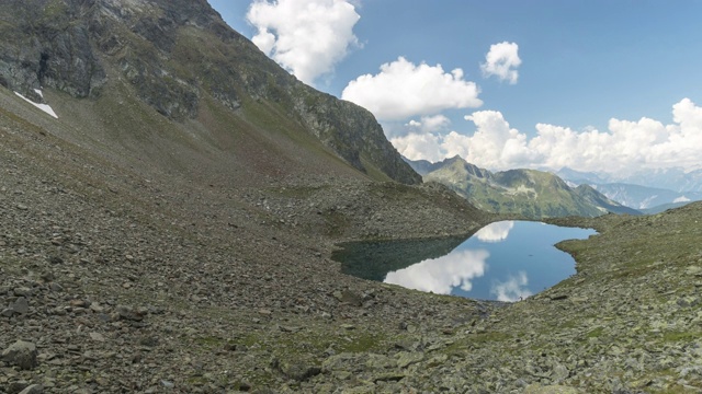 Tilt TL:夏季在斯瓦兹穆斯高山湖泊的云景，Gossenköllesee, Kühtai，蒂罗尔，奥地利视频素材