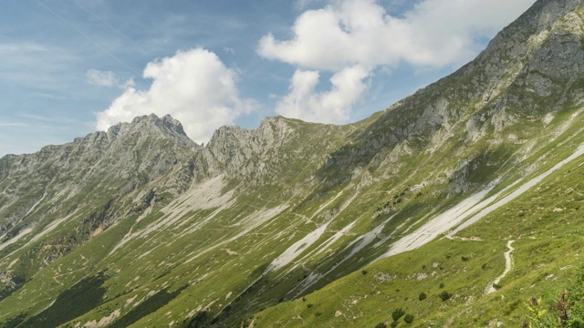 在奥地利阿尔卑斯山斜坡上的夏季云景，Hafelekarspitze-Seegrube在karwendell山，奥地利因斯布鲁克视频素材