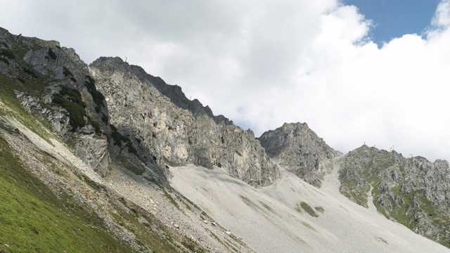 低角度TL:在夏季奥地利阿尔卑斯山的云景，hafelekarspitzseegrube在karwendell山，奥地利因斯布鲁克视频素材