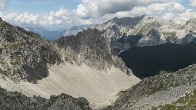 在奥地利因斯布鲁克karwendell山的Hafelekarspitze-Seegrube，夏季早晨阿尔卑斯山顶端的云景视频素材