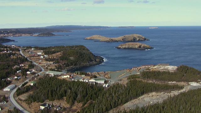 海岸小镇鸟瞰图与小岛的背景，阿瓦隆半岛，纽芬兰，加拿大视频素材