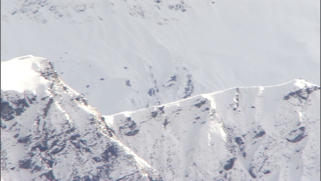 大雪覆盖着一座大山的崎岖山峰。视频素材