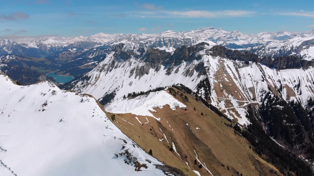 无人机拍摄的瑞士阿尔卑斯雪峰。瑞士。Rochers-de-Naye山峰视频素材