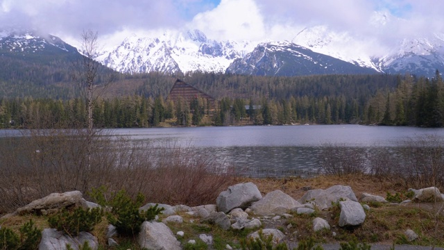 Strbske Pleso，山湖在云和雪山的背景。斯洛伐克视频素材