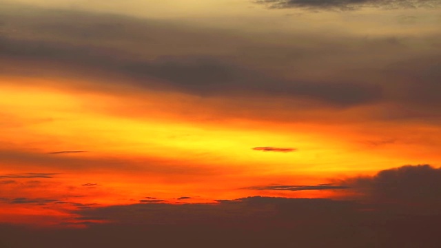 傍晚，夕阳和太阳在天空的红云上反射视频素材