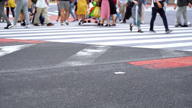 日本东京高峰时间人行横道上的人群视频素材