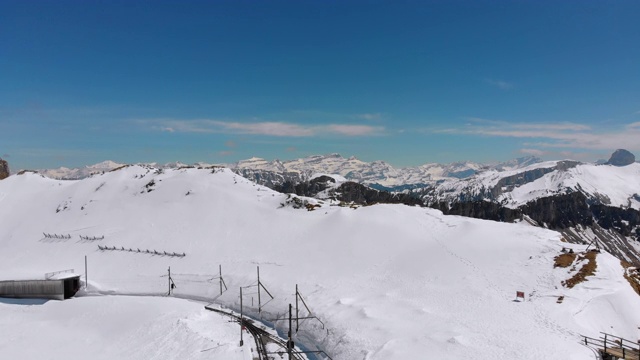 全景从高山到雪峰在瑞士阿尔卑斯山。Rochers-de-Naye视频素材