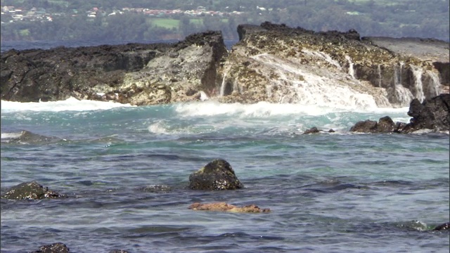 海浪撞击着巨石。视频素材