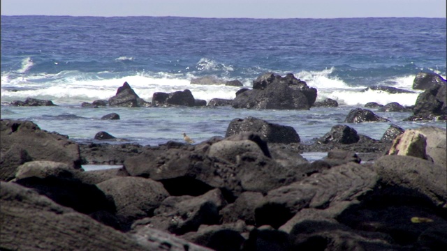 海浪冲击着布满岩石的海岸线。视频素材