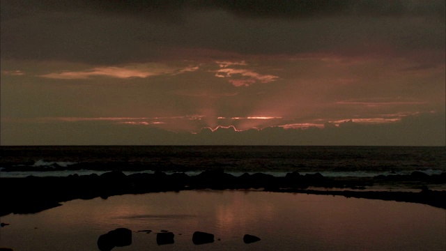 夕阳映照在海边的泻湖上。视频素材