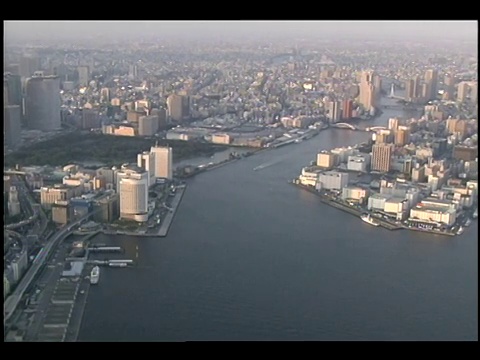 从空中可以看到东京湾。视频素材