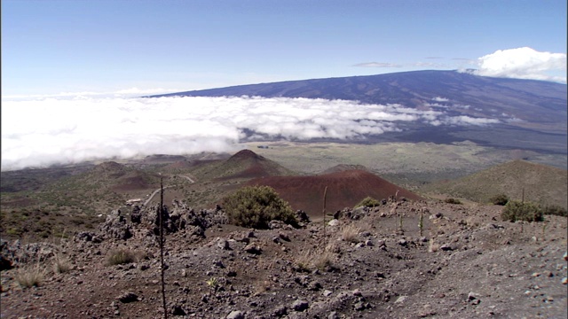 卷云散布在一个火山坑的荒地上。视频素材