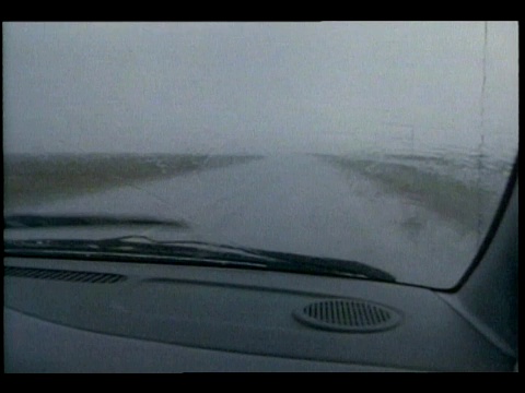 一辆汽车穿过暴风雨。视频素材