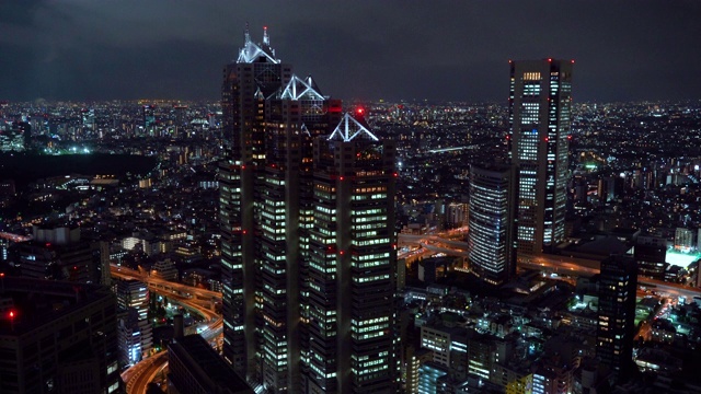 从上空俯瞰东京的夜景，时光流逝。视频素材