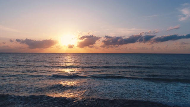 海洋海滩日出。海上的日落。视频素材